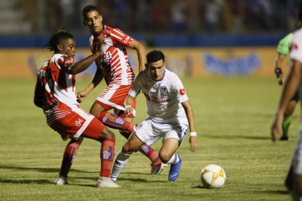 NO SE VIO: Futbolistas oliendo alcohol y pieza del Vida con cinta adhesiva en su camisa