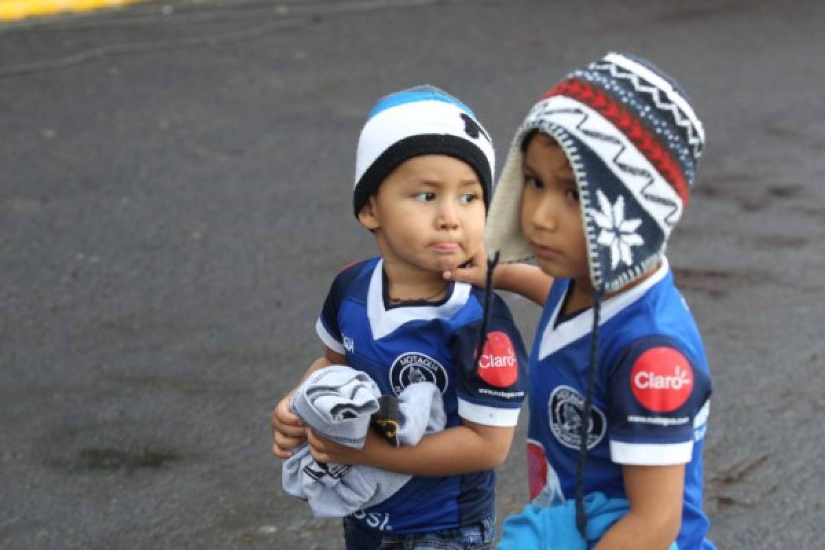 ¡NO SE VIO EN TV! Polémica, fiesta de los niños y homenajes en Motagua