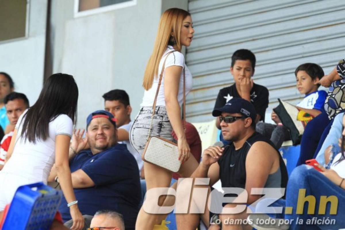 ¿Quién es la rubia? Las hermosas chicas que le dieron el color al clásico Olimpia-Motagua