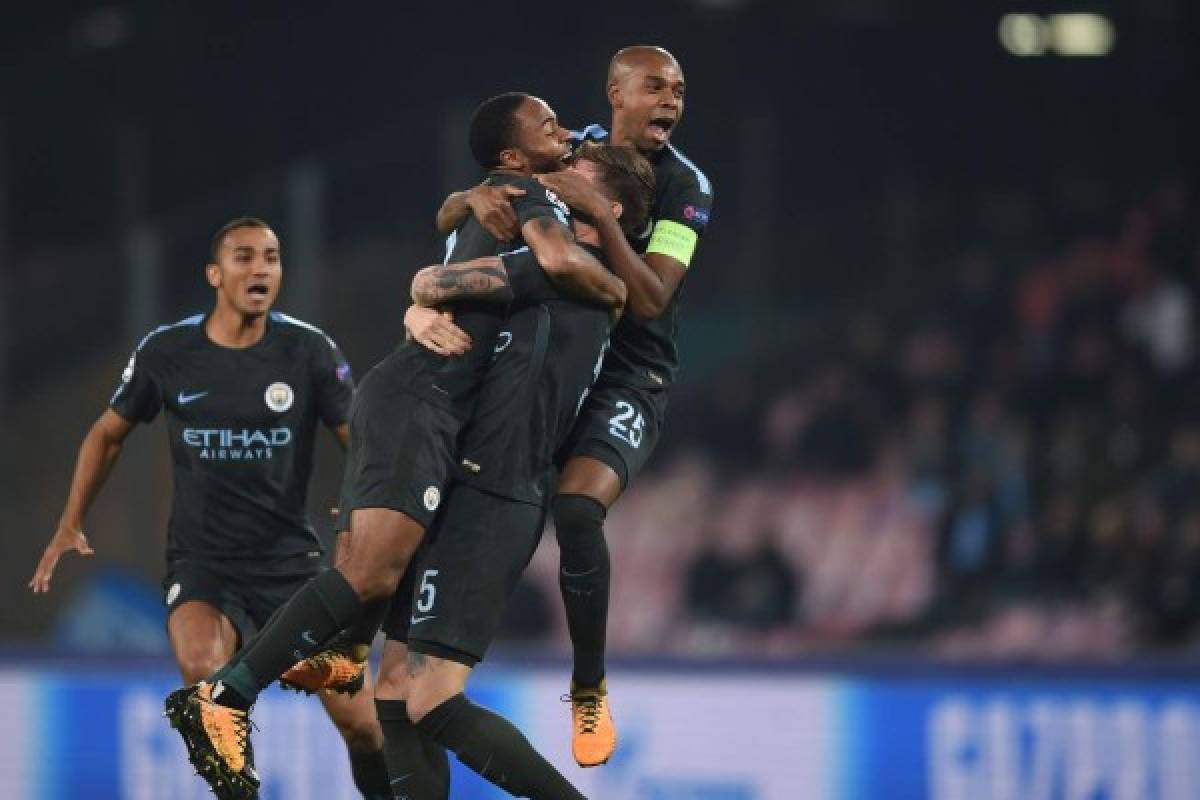 Manchester City's English defender John Stones (C) celebrates with teammates after scoring during the UEFA Champions League football match Napoli vs Manchester City on November 1, 2017 at the San Paolo stadium in Naples. / AFP PHOTO / Filippo MONTEFORTE
