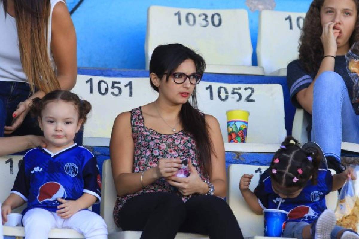 FOTOS: Las bellas chicas que adornaron la semifinal Motagua-Platense