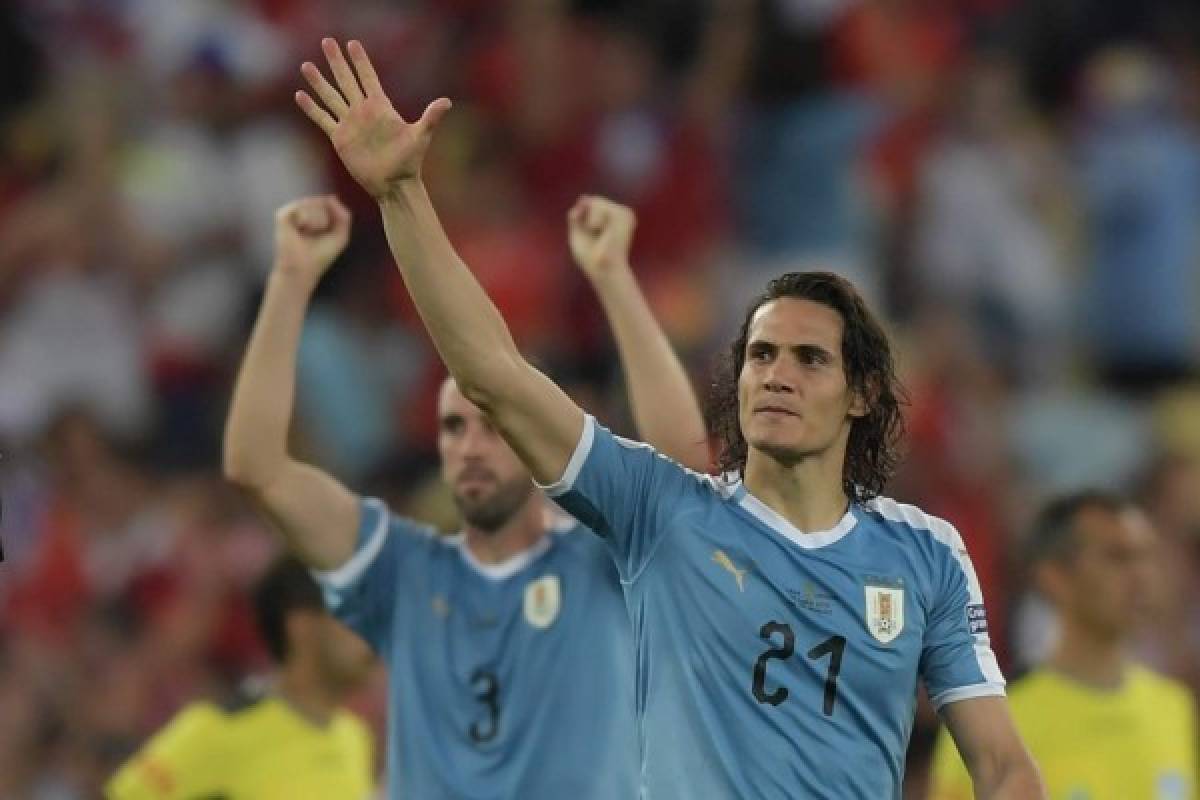 (FILES) In this file photo taken on June 24, 2019, Uruguay's Edinson Cavani acknowledges the crowd after defeating Chile 1-0 with his header in their Copa America football tournament group match at Maracana Stadium in Rio de Janeiro, Brazil. - Former Paris Saint-Germain striker Edinson Cavani has been dropped from the Uruguay squad named on October 2, 2020 for the upcoming World Cup qualifiers against Chile and Ecuador. (Photo by Carl DE SOUZA / AFP)