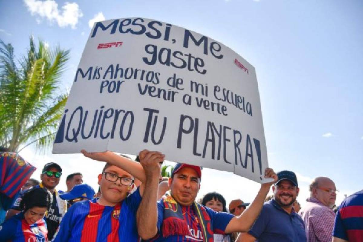 Jan Arteaga holds a Messi sign that reads 'Messi I spent my school savings to come and see you and I want your T-Shirt' an shortly before the start of the Real Madrid vs Barcelona at the International Champions Cup friendly match at Hard Rock Stadium in Miami, Florida, on July 29, 2017. / AFP PHOTO / GASTON DE CARDENAS
