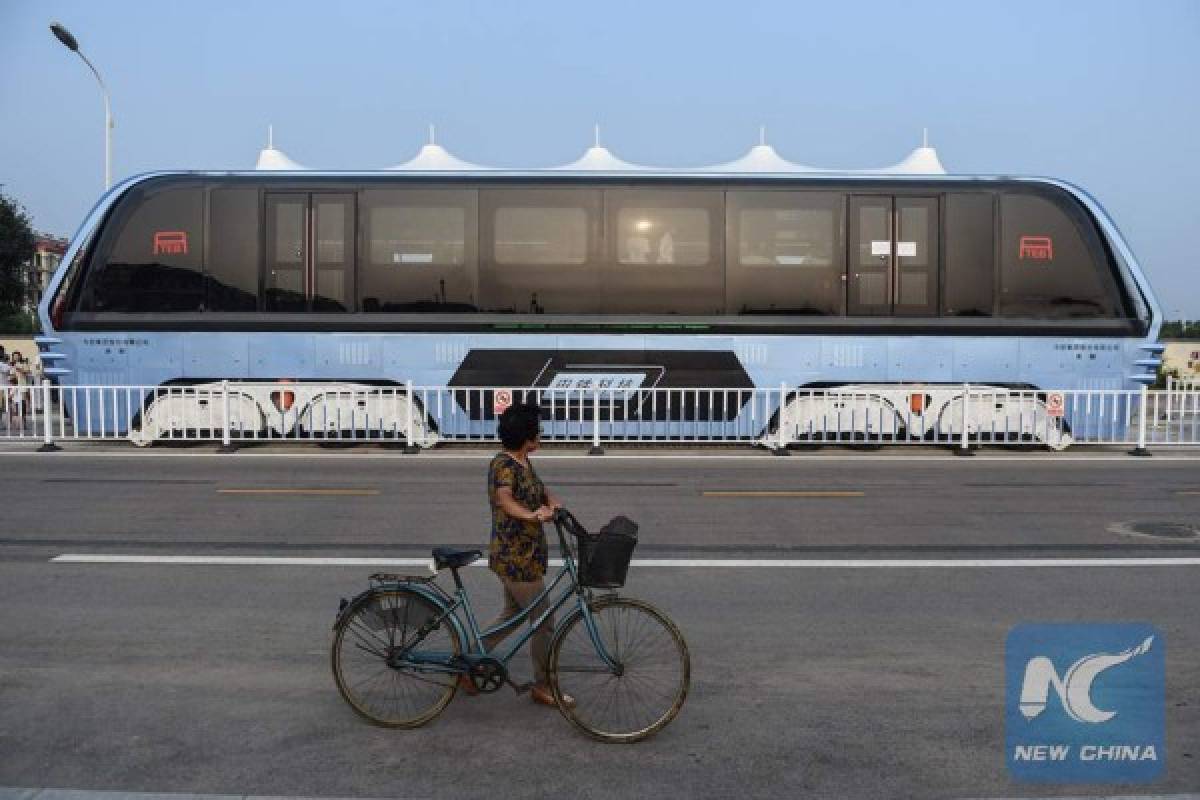¡Espectacular! Así es el autobús de tránsito eleveado que se inaugura en China