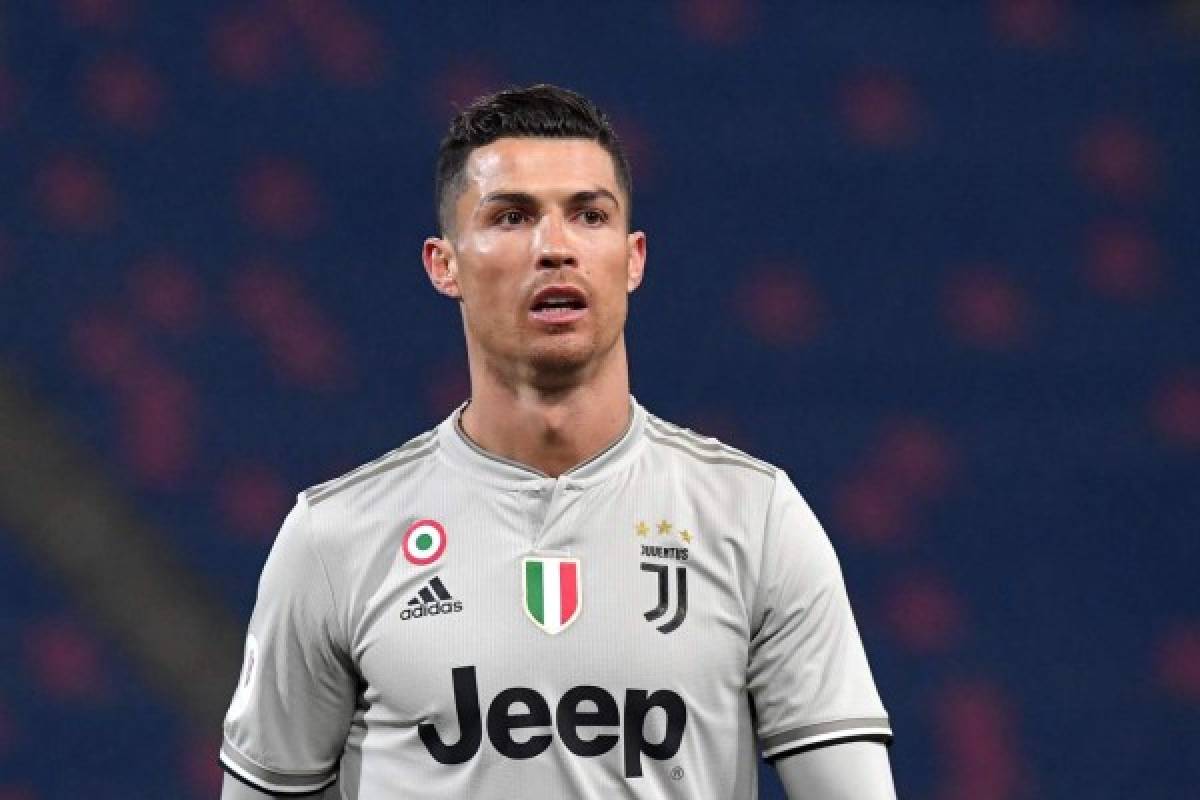 Juventus' Portuguese forward Cristiano Ronaldo leaves the pitch at the end of the Italian Tim Cup round of sixteen football match Bologna vs Juventus on January 12, 2019 at the Renato-Dall'Ara stadium in Bologna. (Photo by Tiziana FABI / AFP)
