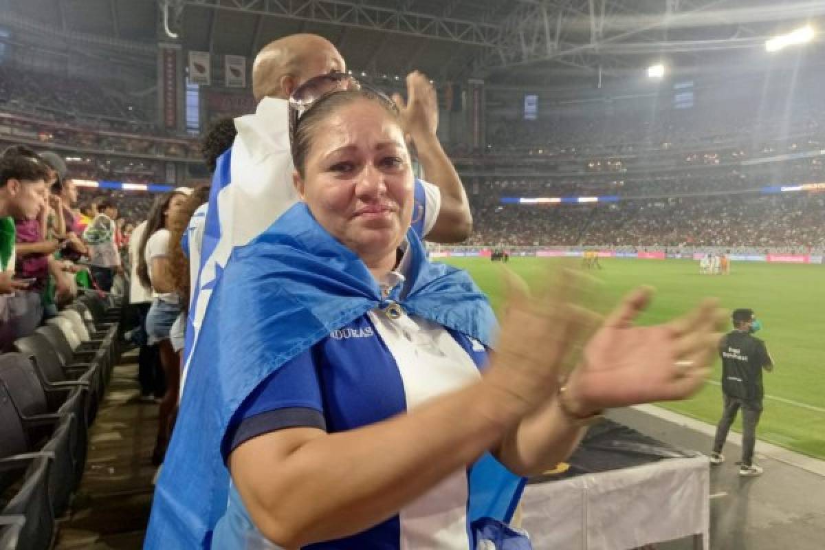 La hondureña que lloró con el himno: El espectacular ambiente en el State Farm Stadium de Arizona