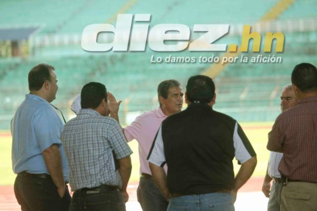 Jorge Luis Pinto inspeccionó el Estadio Olímpico en San Pedro Sula .