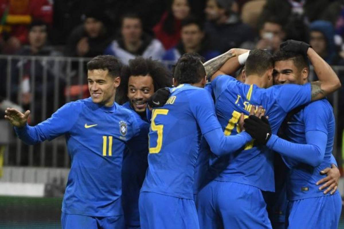 Brazil's players celebrate a goal scored by Miranda during an international friendly football match between Russia and Brazil at the Luzhniki stadium in Moscow on March 23, 2018. / AFP PHOTO / Alexander NEMENOV