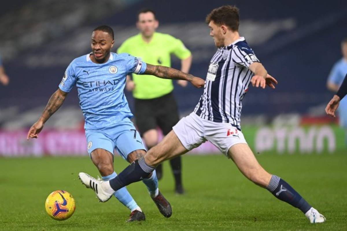 Manchester City's English midfielder Raheem Sterling (L) vies with West Bromwich Albion's Irish defender Dara O'Shea during the English Premier League football match between West Bromwich Albion and Manchester City at The Hawthorns stadium in West Bromwich, central England, on January 26, 2021. (Photo by Laurence Griffiths / POOL / AFP) / RESTRICTED TO EDITORIAL USE. No use with unauthorized audio, video, data, fixture lists, club/league logos or 'live' services. Online in-match use limited to 120 images. An additional 40 images may be used in extra time. No video emulation. Social media in-match use limited to 120 images. An additional 40 images may be used in extra time. No use in betting publications, games or single club/league/player publications. /
