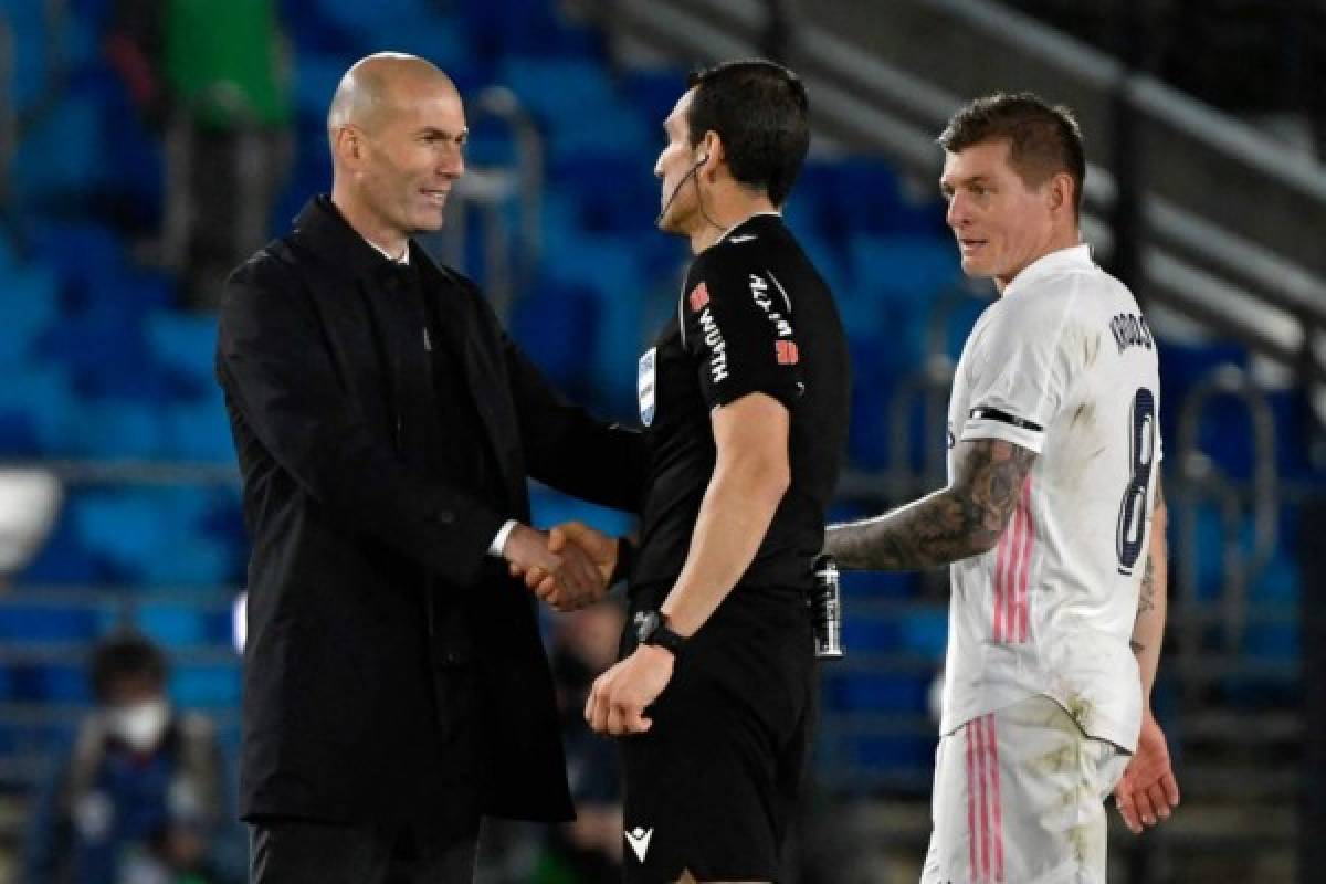 Fotos: Zidane fue a buscar al árbitro y los polémicos penales en el Real Madrid-Sevilla
