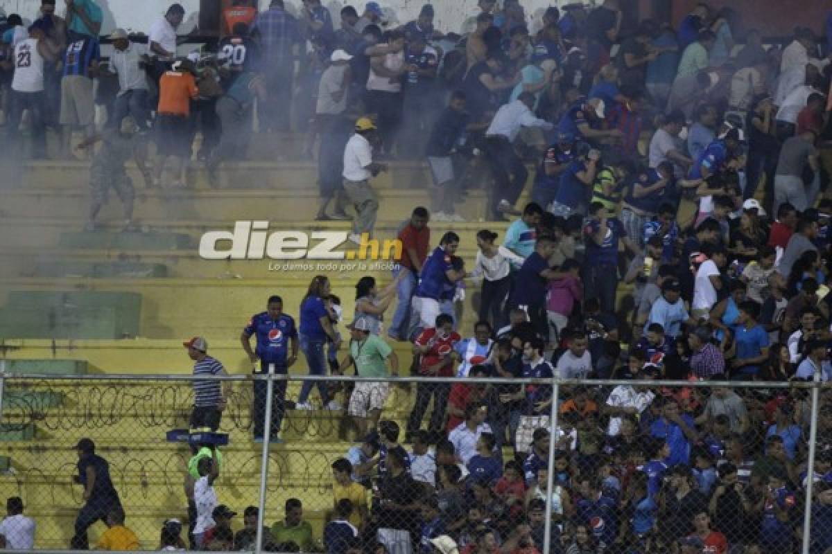 ¡Penoso! Bronca en la cancha de Comayagua y caos en las gradas por gas lacrimógeno