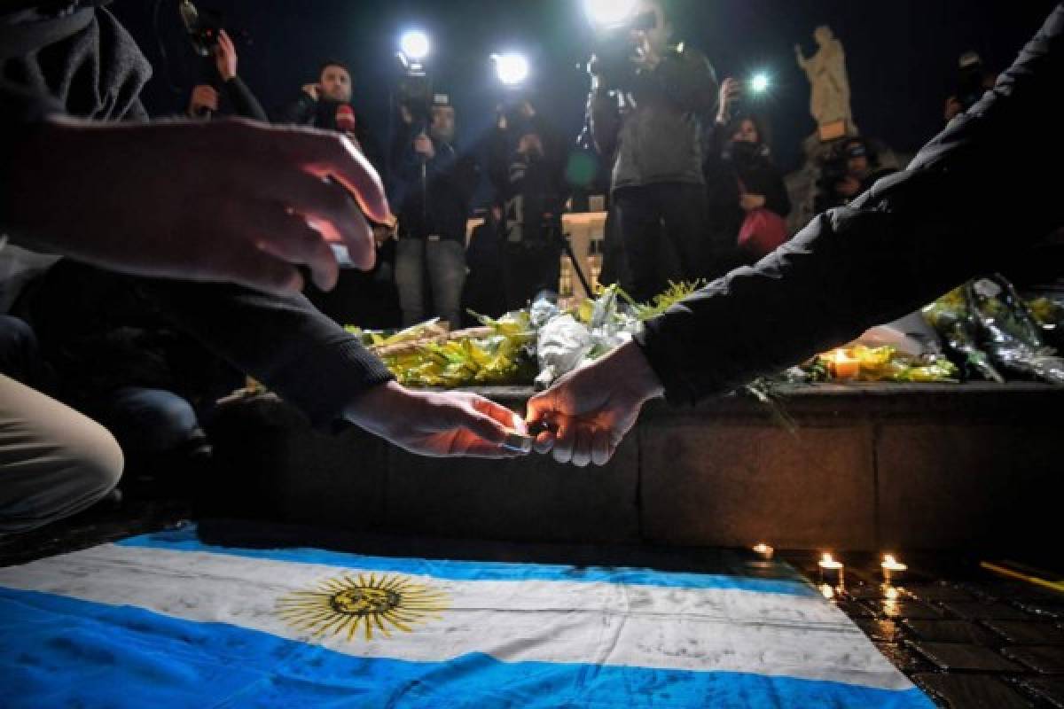 Llanto y oraciones: Conmovedor homenaje a Emiliano Sala por parte de los hinchas del Nantes