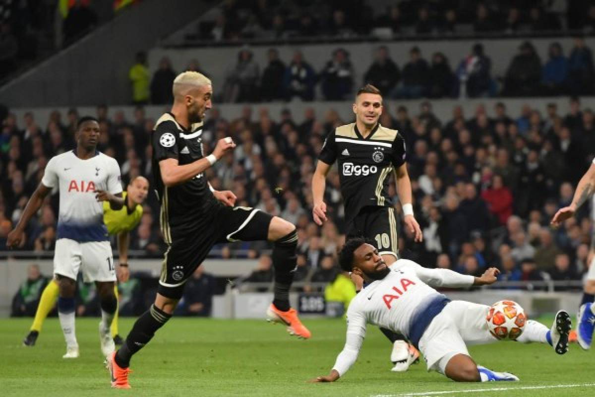 Tottenham Hotspur's English defender Danny Rose (R) hooks the ball clear as Ajax's Moroccan midfielder Hakim Ziyech (C) closes in during the UEFA Champions League semi-final first leg football match between Tottenham Hotspur and Ajax at the Tottenham Hotspur Stadium in north London, on April 30, 2019. (Photo by EMMANUEL DUNAND / AFP)