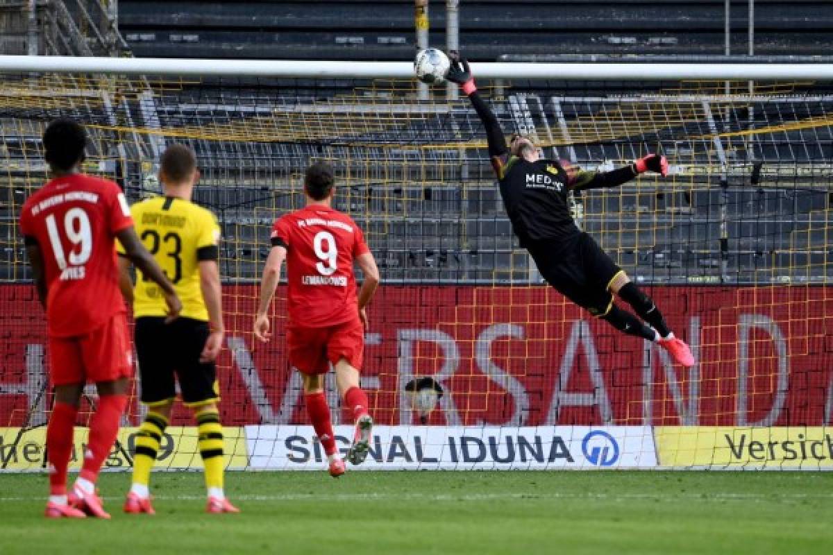 Dortmund's Swiss goalkeeper Roman Buerki (R) fails to keep out the opening goal scored by Bayern Munich's German midfielder Joshua Kimmich (not in picture) during the German first division Bundesliga football match BVB Borussia Dortmund v FC Bayern Munich on May 26, 2020 in Dortmund, western Germany. (Photo by Federico GAMBARINI / POOL / AFP) / DFL REGULATIONS PROHIBIT ANY USE OF PHOTOGRAPHS AS IMAGE SEQUENCES AND/OR QUASI-VIDEO