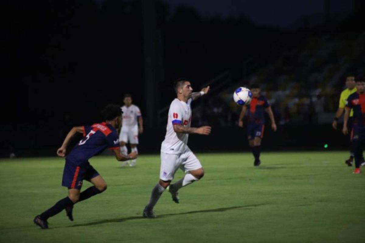 La catracha de rizos 'radiantes', Troglio aclamado y el hincha de lujo en las gradas del amistoso de Olimpia