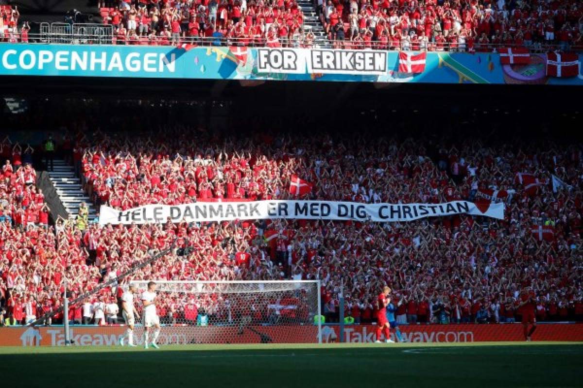 Minuto de aplausos y pancartas gigantes: El conmovedor homenaje a Eriksen durante el Dinamarca-Bélgica