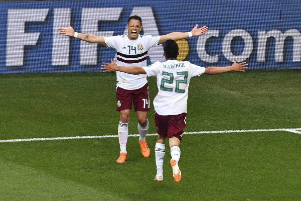 Mexico's forward Javier Hernandez (L) celebrates scoring their second goal with Mexico's forward Hirving Lozano (R) during the Russia 2018 World Cup Group F football match between South Korea and Mexico at the Rostov Arena in Rostov-On-Don on June 23, 2018. / AFP PHOTO / PASCAL GUYOT / RESTRICTED TO EDITORIAL USE - NO MOBILE PUSH ALERTS/DOWNLOADS