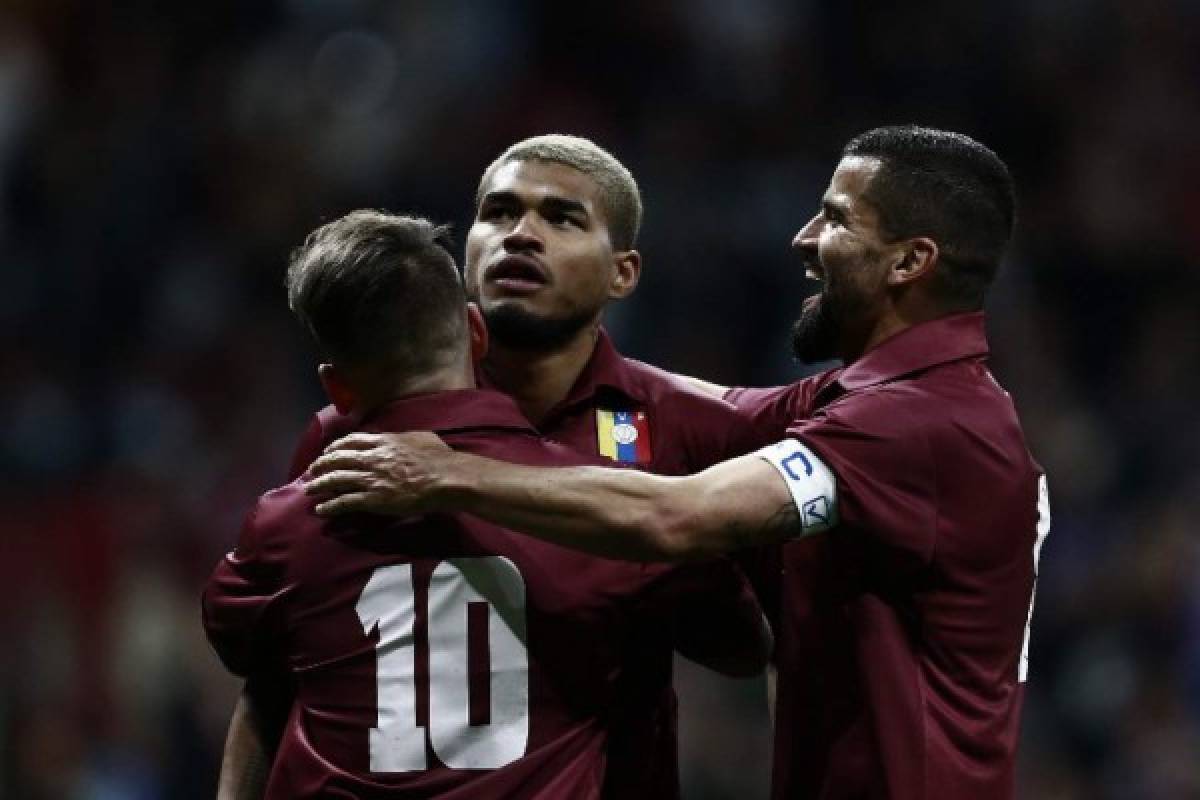 Venezuela's forward Josef Martinez (C) celebrates with teammates after scoring his team's third goal during an international friendly football match between Argentina and Venezuela at the Wanda Metropolitano stadium in Madrid on March 22, 2019 in preparation for the Copa America to be held in Brazil in June and July 2019. (Photo by BENJAMIN CREMEL / AFP)