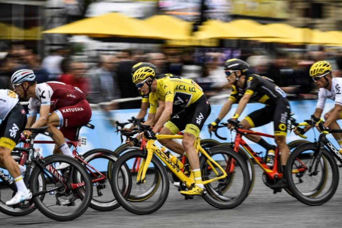 Great Britain's Christopher Froome (C) wearing the overall leader's yellow jersey, rides during the 103 km twenty-first and last stage of the 104th edition of the Tour de France cycling race on July 23, 2017 between Montgeron and Paris Champs-Elysees. / AFP PHOTO / PHILIPPE LOPEZ