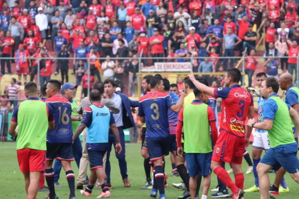 La pelea salvaje entre jugadores del Municipal y Xelajú en Guatemala; hubo ocho expulsados