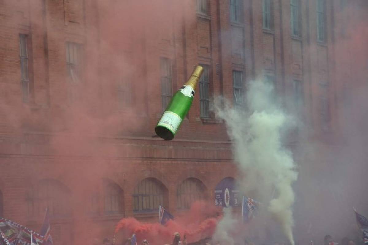 Niños heridos, policías y botellas al aire: Así fue la eufórica celebración de la afición del Rangers de Escocia tras campeonizar