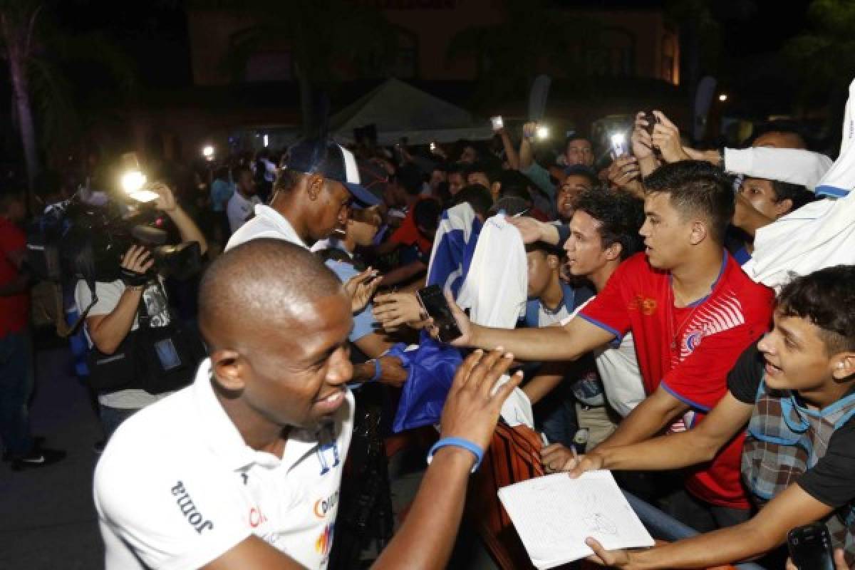 FOTOS EN CHOLOMA: El baile de Pinto, la selfie de Costly y el hombre vestido de mujer