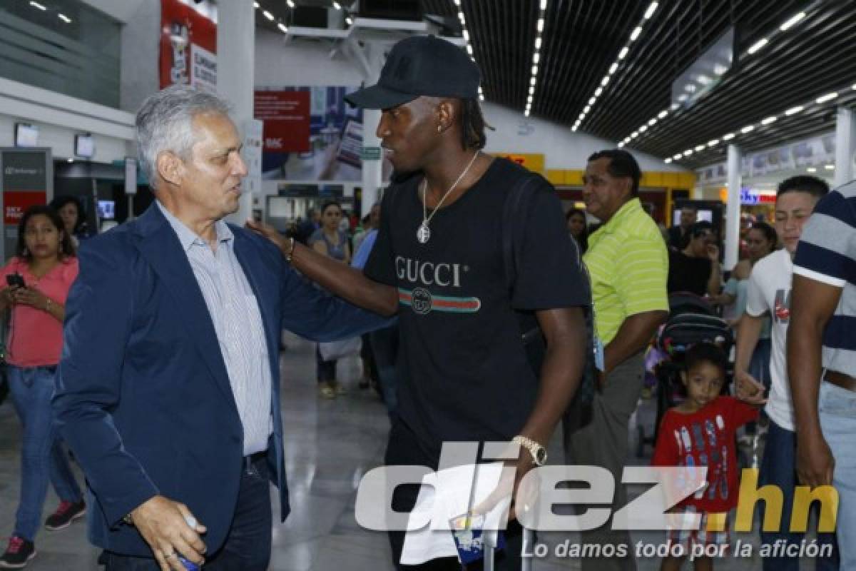 Con una visita sorpresiva: Emotiva despedida a Reinaldo Rueda, Elis y Chirinos en el aeropuerto