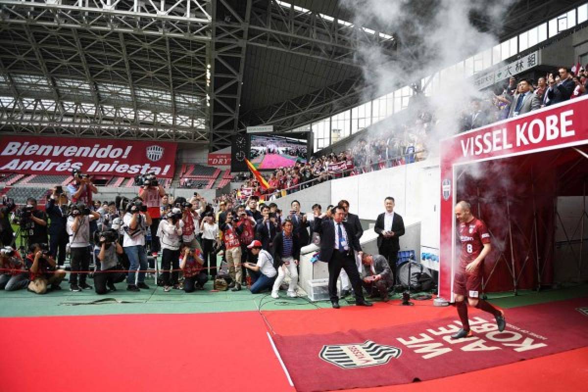 Locura asiática: Así fue la presentación de Iniesta con el Vissel Kobe de Japón