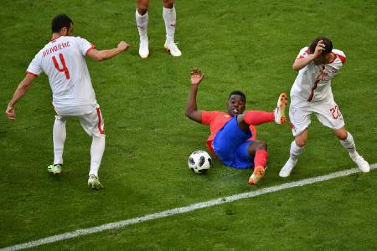 Costa Rica's forward Joel Campbell (C) vies for the ball with Serbia's midfielder Luka Milivojevic (L) and Serbia's midfielder Adem Ljajic (R) during the Russia 2018 World Cup Group E football match between Costa Rica and Serbia at the Samara Arena in Samara on June 17, 2018. / AFP PHOTO / Fabrice COFFRINI / RESTRICTED TO EDITORIAL USE - NO MOBILE PUSH ALERTS/DOWNLOADS