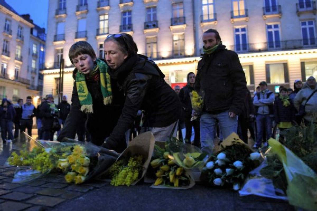 Llanto y oraciones: Conmovedor homenaje a Emiliano Sala por parte de los hinchas del Nantes