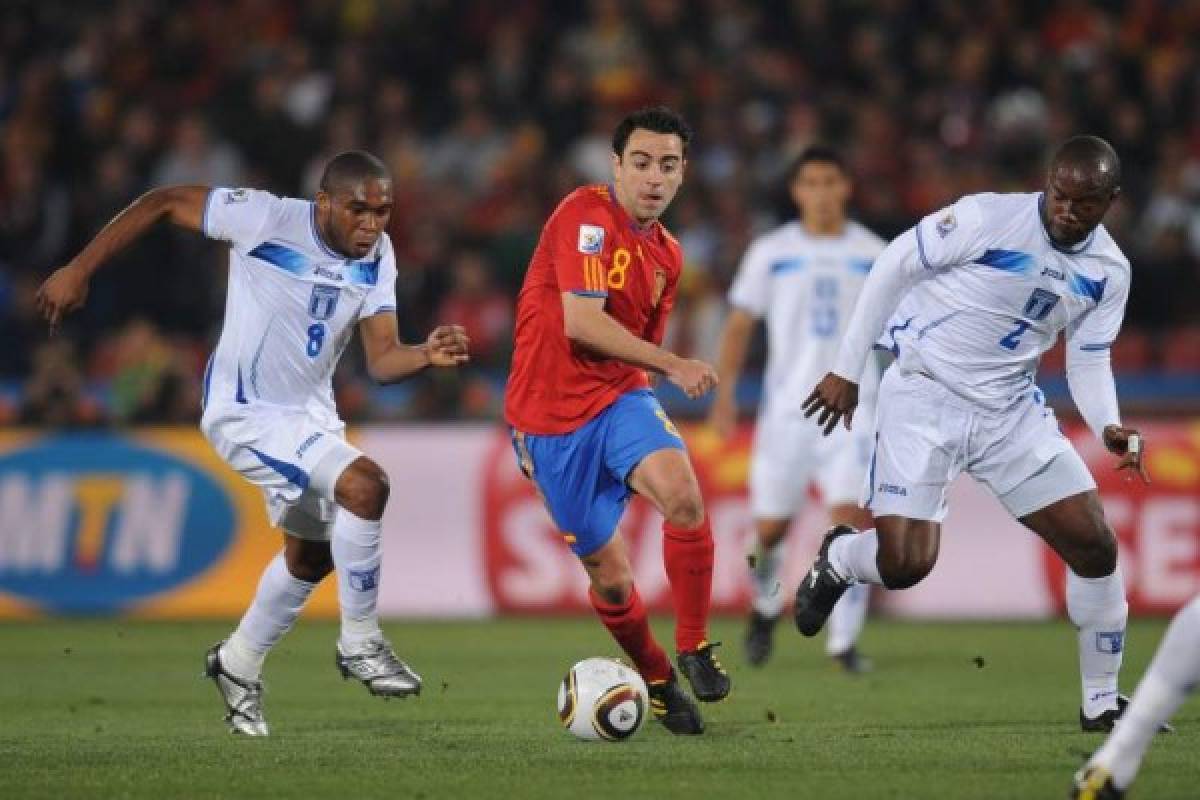 Spain&#39;s midfielder Xavi (C) is challenged for the ball by Honduras&#39; midfielder Wilson Palacios (L) and Honduras&#39; defender Osman Chavez during the Group H first round 2010 World Cup football match Spain vs. Honduras on June 21, 2010 at Ellis Park stadium in Johannesburg.