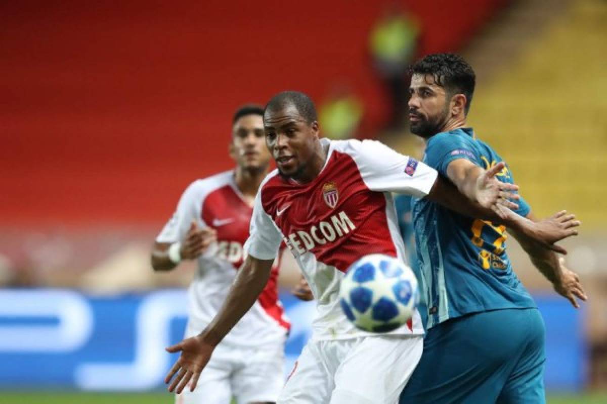 Monaco's French defender Djibril Sidibe (L) eyes the ball as he vies for it with Atletico Madrid's Spanish forward Diego Costa (R) during the UEFA Champions League first round football match between AS Monaco and Atletico Madrid at the Stade Louis II, in Monaco, on September 18, 2018. / AFP PHOTO / Valery HACHE