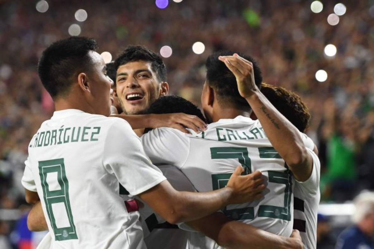 Mexico's forward Raul Jimenez (C) celebrates with teammates after scoring a penalty goal in overtime during the 2019 Concacaf Gold Cup semifinal football match between Mexico and Haiti on July 2, 2019 in Glendale, Arizona. (Photo by Robyn Beck / AFP)