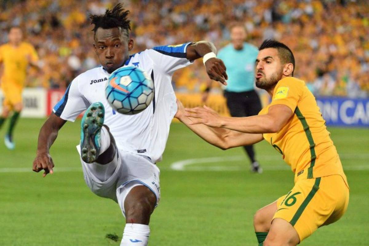 Honduras's Alberth Elis (L) fights for ball with Australia's Aziz Behich during their World Cup 2018 qualifying football match in Sydney on November 15, 2017. / AFP PHOTO / Saeed KHAN / -- IMAGE RESTRICTED TO EDITORIAL USE - STRICTLY NO COMMERCIAL USE --