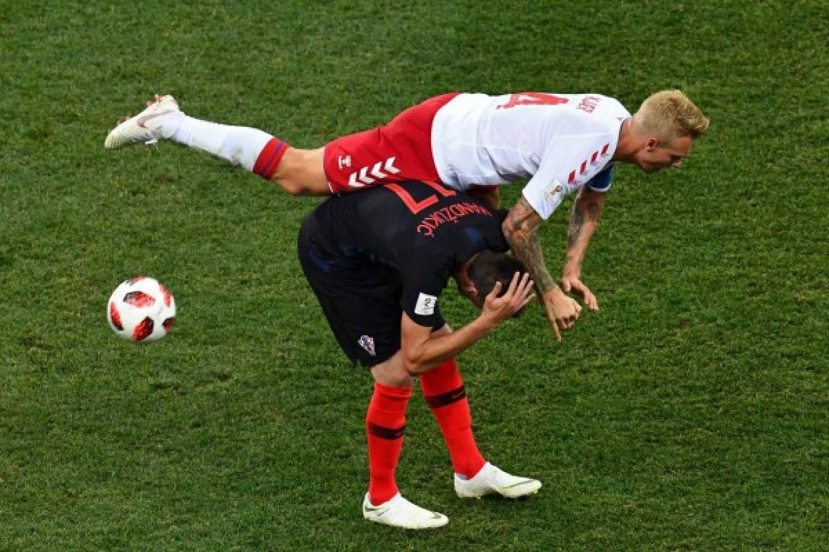 Denmark's defender Simon Kjaer (up) vies with Croatia's forward Mario Mandzukic during the Russia 2018 World Cup round of 16 football match between Croatia and Denmark at the Nizhny Novgorod Stadium in Nizhny Novgorod on July 1, 2018. / AFP PHOTO / Martin BERNETTI / RESTRICTED TO EDITORIAL USE - NO MOBILE PUSH ALERTS/DOWNLOADS