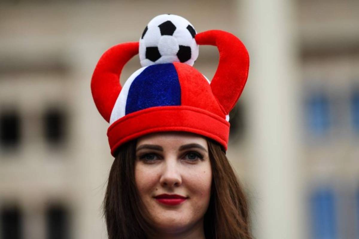 FOTOS: Las bellas aficionadas inglesas y croatas en Luzhniki Stadium
