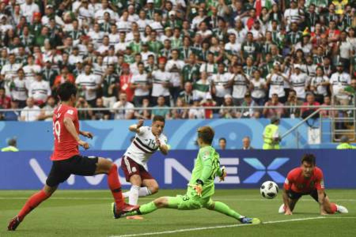 Mexico's forward Javier Hernandez (2L) scores their second goal past South Korea's goalkeeper Cho Hyun-woo (2R) during the Russia 2018 World Cup Group F football match between South Korea and Mexico at the Rostov Arena in Rostov-On-Don on June 23, 2018. / AFP PHOTO / Khaled DESOUKI / RESTRICTED TO EDITORIAL USE - NO MOBILE PUSH ALERTS/DOWNLOADS