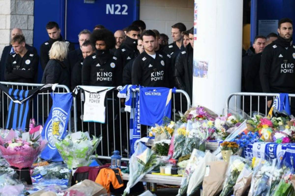 Jugadores del Leicester le rindieron tributo a su presidente en el King Power Stadium