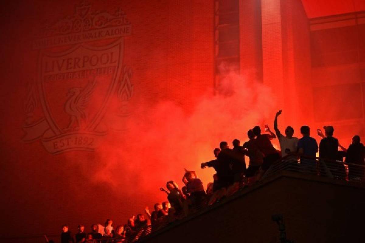 FOTOS: Así fue el brutal festejo de los hinchas del Liverpool tras conquistar la Premier League