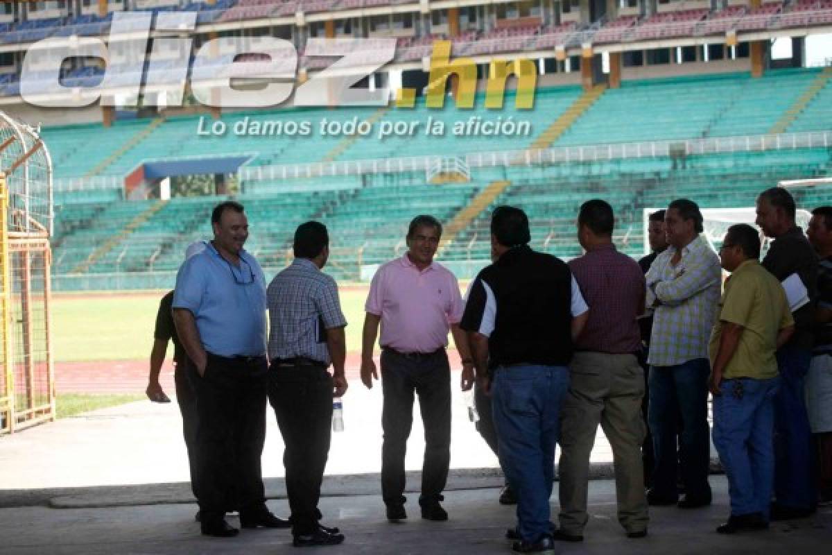 Jorge Luis Pinto inspeccionó el Estadio Olímpico en San Pedro Sula .