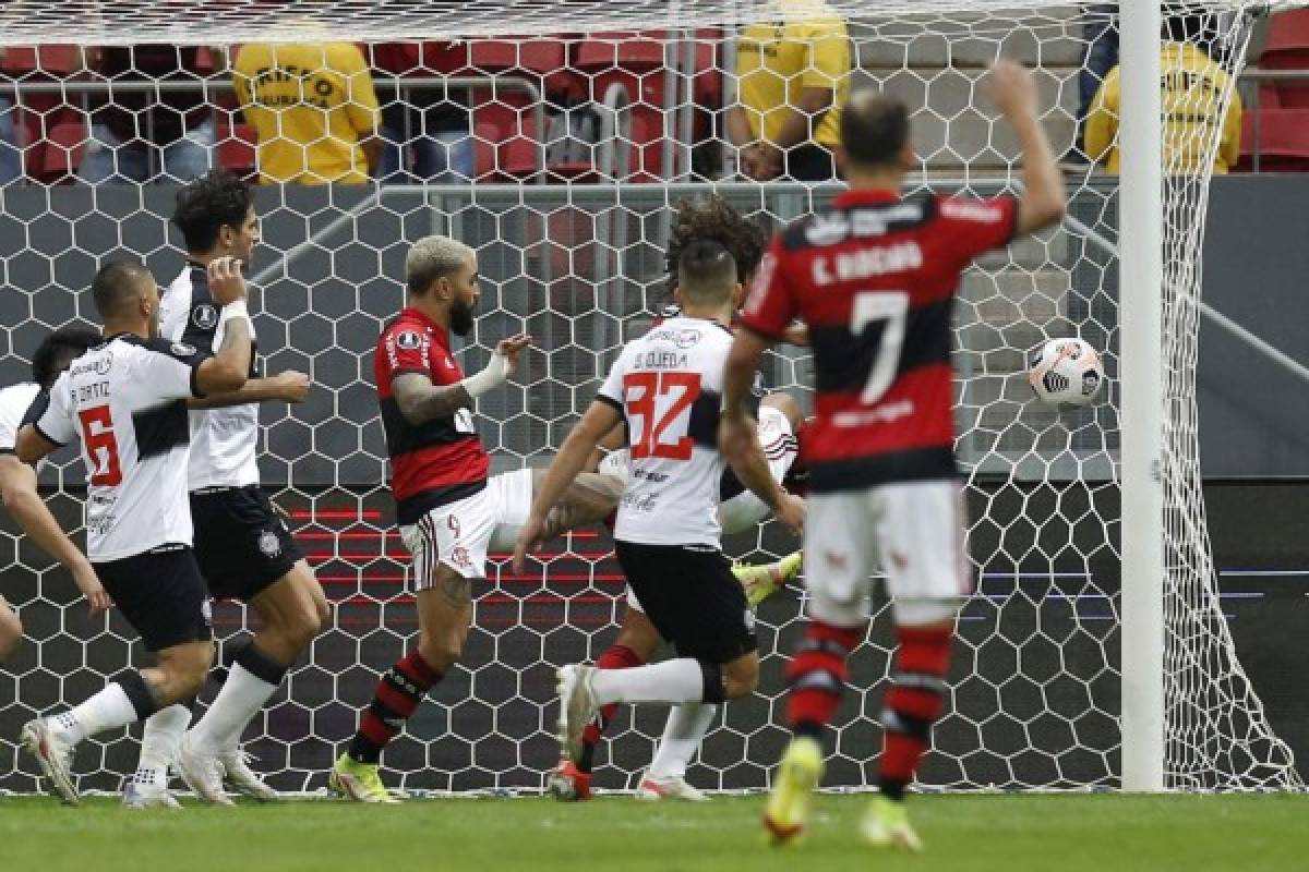Brazil's Flamengo Gabriel Barbosa (C) scores against Paraguay's Olimpia during their Copa Libertadores quarter-finals second leg football match at the Mane Garrincha Stadium in Brasilia, on August 18, 2021. (Photo by ADRIANO MACHADO / POOL / AFP)
