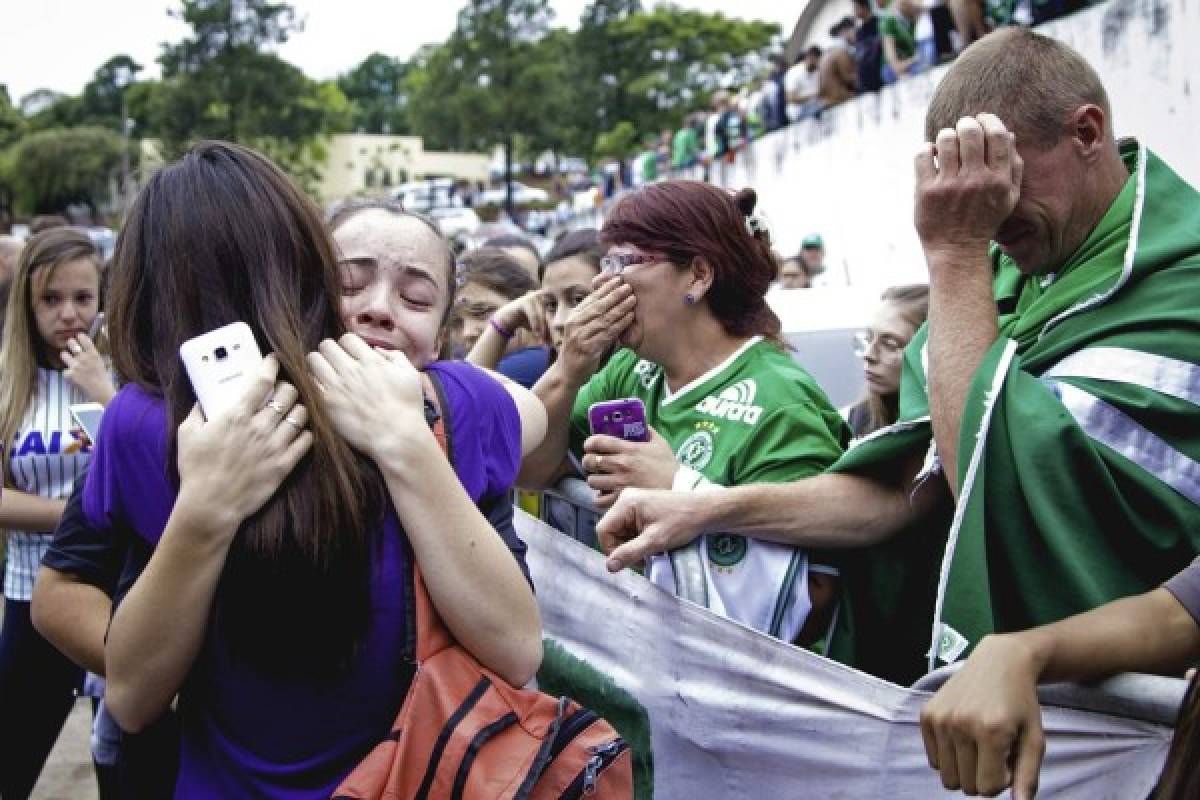 Llanto y dolor: El sufrimiento de los miles de aficionados del Chapecoense