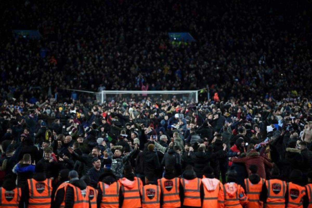Locura e invasión de los aficionados del Aston Villa tras clasificar a una final 10 años después