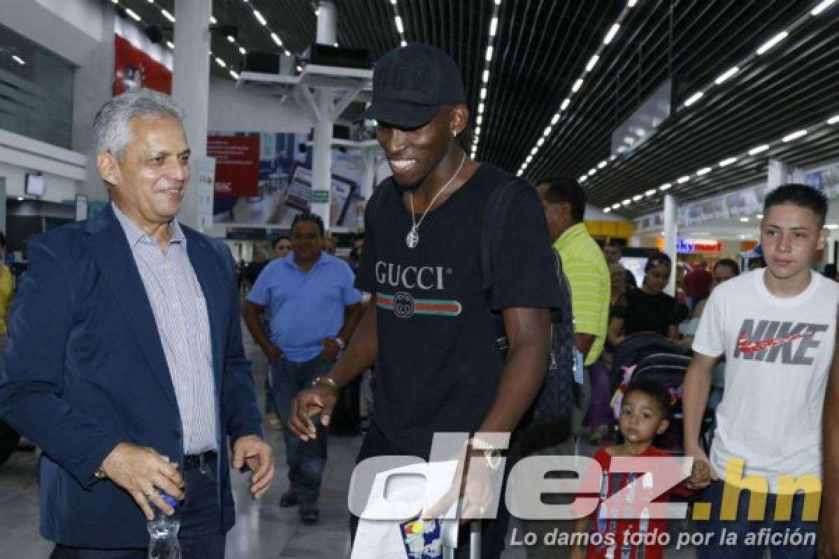 Con una visita sorpresiva: Emotiva despedida a Reinaldo Rueda, Elis y Chirinos en el aeropuerto