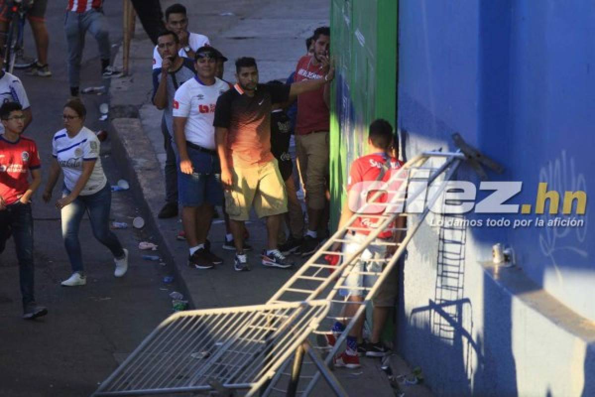 Fotos: El desorden que se dio en las afueras del estadio Nacional por el cierre de los portones