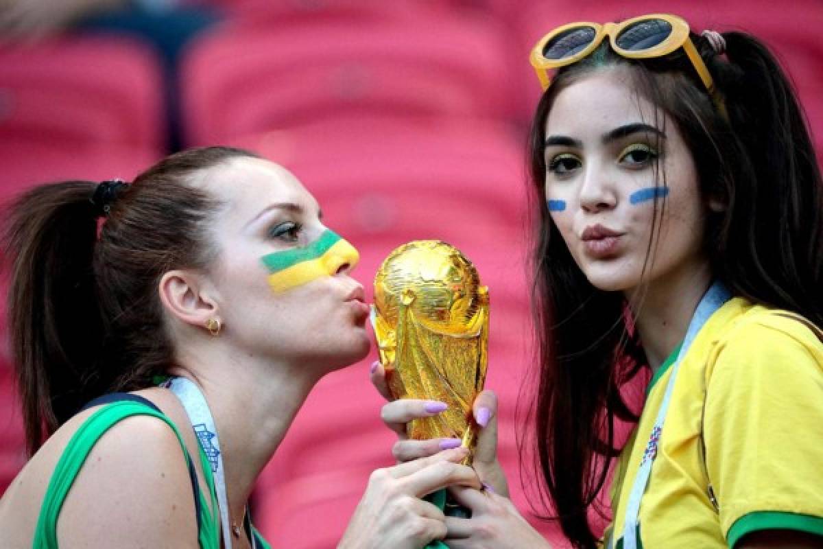 Garotas ponen belleza en el Mundial de Rusia en juego de Brasil-Bélgica