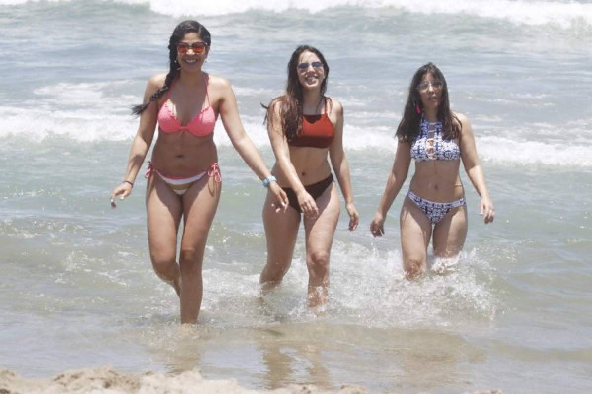 Así se divierten las bellas chicas en las playas de Honduras