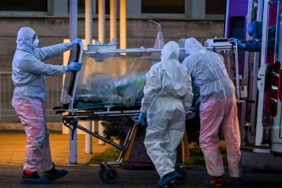 El drama del coronavirus en Italia: Camiones del ejército trasladan decenas de cuerpos para incinerar