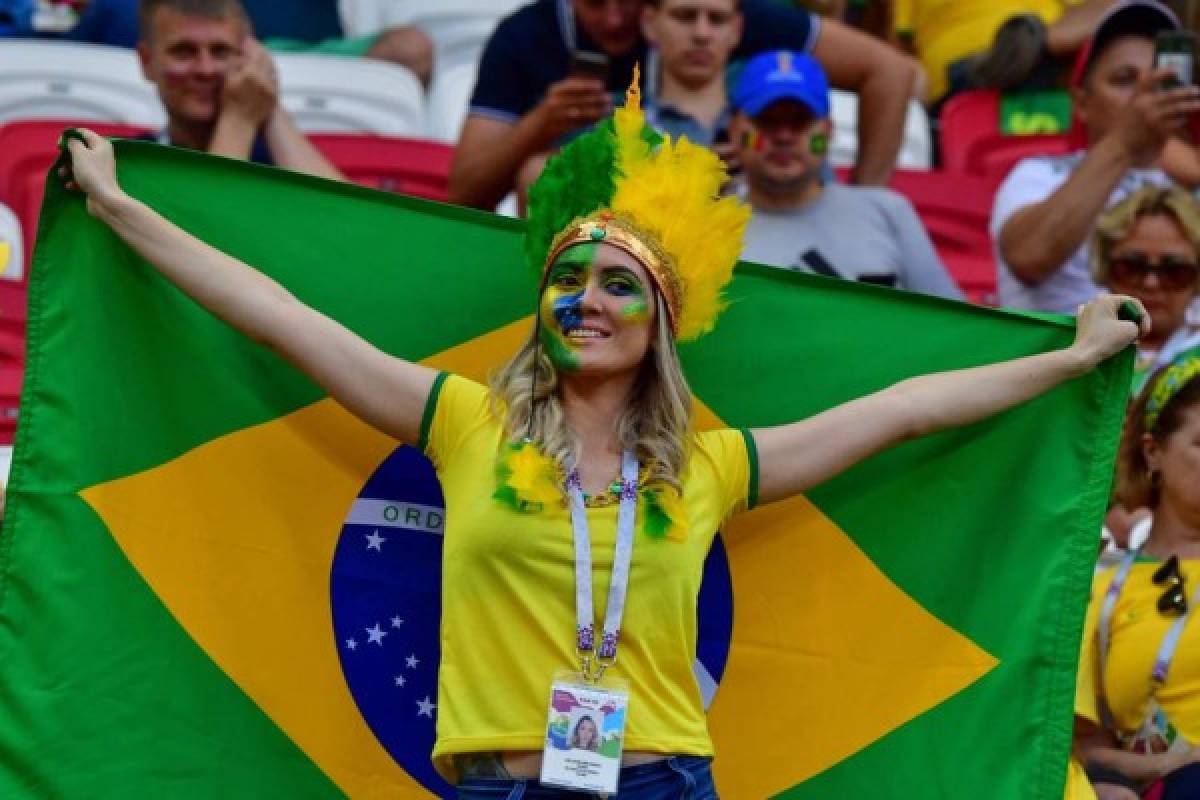 Garotas ponen belleza en el Mundial de Rusia en juego de Brasil-Bélgica