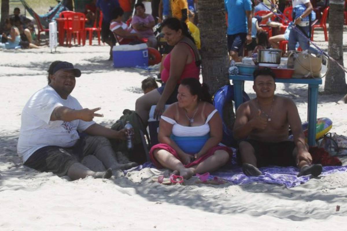 Así se divierten las bellas chicas en las playas de Honduras